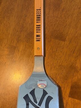 MLB New York Yankees Spatula with Tan Wood Handle and Silver Blade